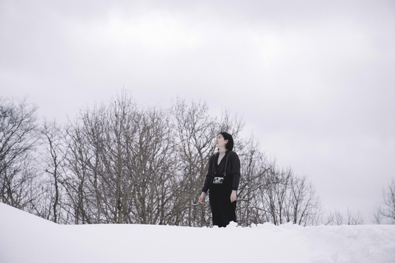 영화 '여행과 나날'은 슬럼프에 빠진 각본가 '이'(심은경)가 눈 덮인 시골마을로 여행을 떠나며 벌어지는 이야기다. [사진 엣나인필름]