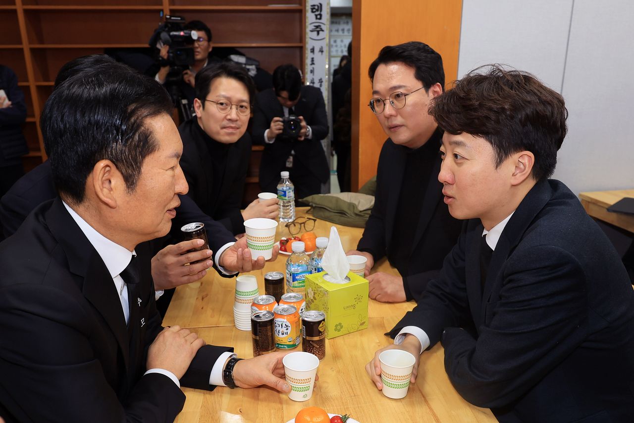 이준석 개혁신당 대표가 30일 오후 서울 종로구 서울대학교병원 장례식장에 마련된 故 이해찬 전 국무총리의 빈소에서 조문을 마친 후 정청래 더불어민주당 대표와 대화하고 있다. 뉴스1