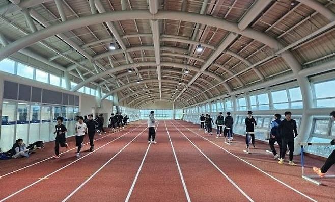 지난 12일 문을 연 충남 보령 전천후 육상훈련장에서 선수들이 전지훈련을 하고 있다. [사진 보령시]