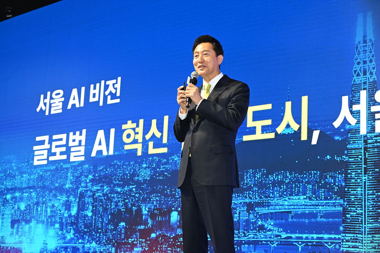 오세훈 서울시장이 지난해 열린 AI SEOUL 2025 행사에서 비전을 발표하고 있다. [사진 서울시]