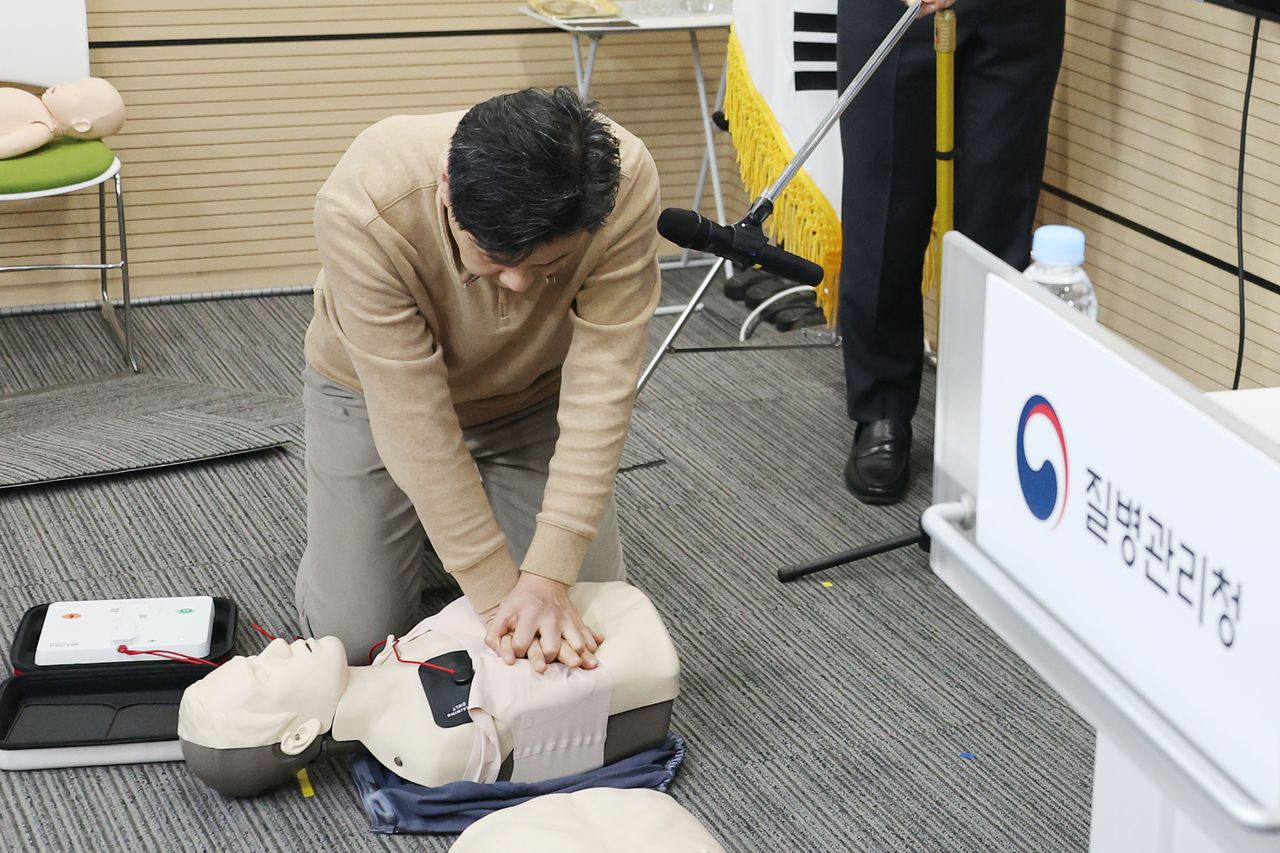 29일 충북 오송 질병관리청에서 이창희 남서울대 응급구조학과 교수가 개정된 심폐소생술에 따라 여성의 속옷을 탈의하지 않고 자동심장충격기 패드를 부착하는 방법을 시연하는 모습. 연합뉴스
