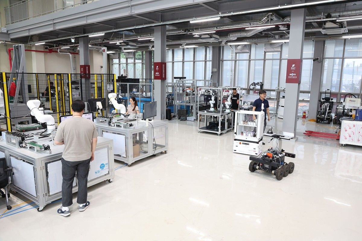 서울시가 지난 2024년 개관한 ‘로봇플러스 테스트 필드’ 실내. [사진 서울시]