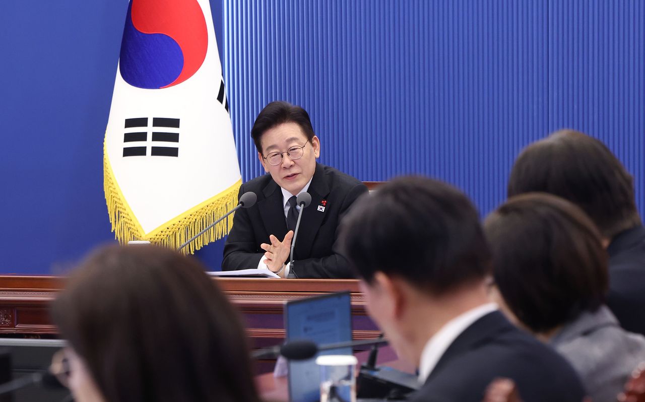 이재명 대통령이 29일 청와대에서 열린 수석보좌관회의에서 발언하고 있다. 이 대통령은 인공지능(AI) 기술 발전을 언급하며 “생산 로봇이 현장에 못 들어오게 하겠다고 어느 노동조합이 선언한 것 같다”며 “흘러오는 거대한 수레를 피할 수 없다. 빨리 적응해야 한다”고 말했다. [청와대사진기자단]