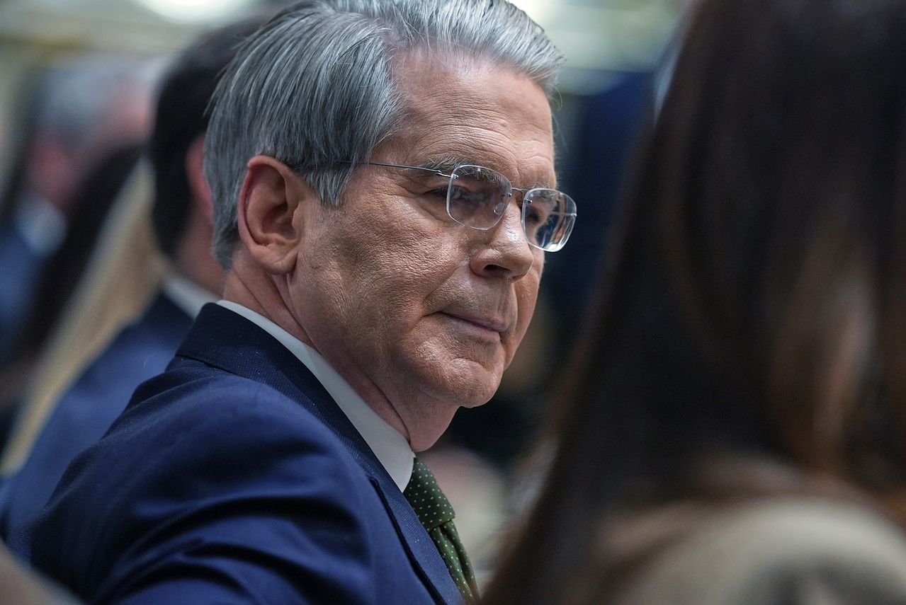 스콧 베센트 재무장관이 29일(현지시간) 워싱턴 백악관에서 열린 각료회의에서 발언을 경청하고 있다. AP=연합뉴스