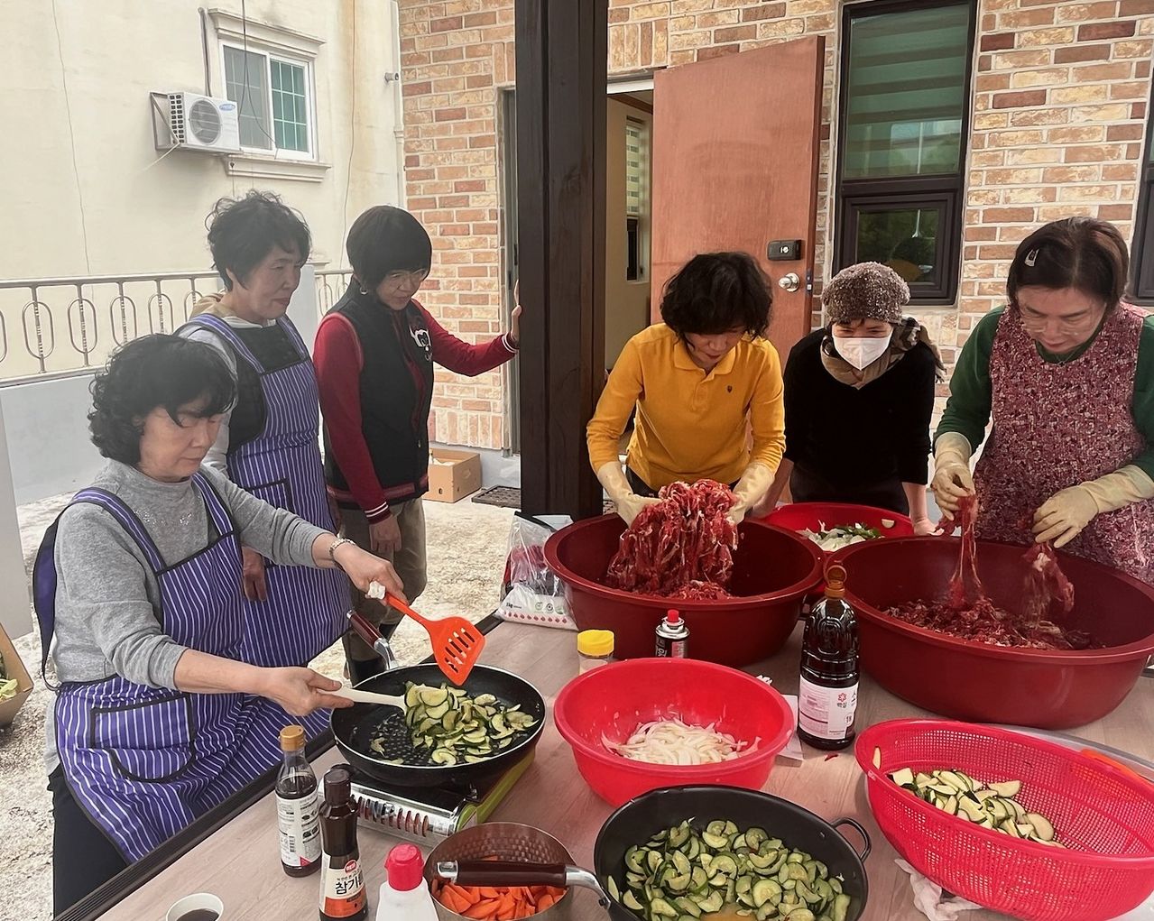 '나눔천사' 기부금으로 가정 형편이 어려운 이웃을 위해 반찬을 만들고 있는 주민들. 사진 울산 남구