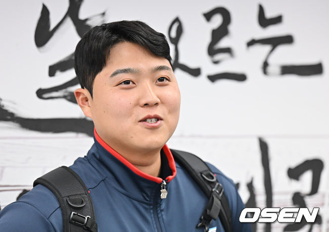 [OSEN=부산, 이석우 기자] 롯데 자이언츠 선수단이 25일 김해공항을 통해 전지훈련지인 대만 타이난으로 출국했다.김태형 감독 등코치진과 투수20명,포수5명,내야수9명,외야수7명 등 총41명의 선수단이 1월 20일까지 1차 캠프에서 체력 강화와 기술 훈련을 치른 뒤 21일부터 3월 5일까지 일본 미야자키로 옮겨 2차 캠프에서 구춘리그에 참가해 실전 감각을 점검한다. 롯데 자이언츠 한동희가 인터뷰를 하고 있다. 2026.01.25 / foto0307@osen.co.kr