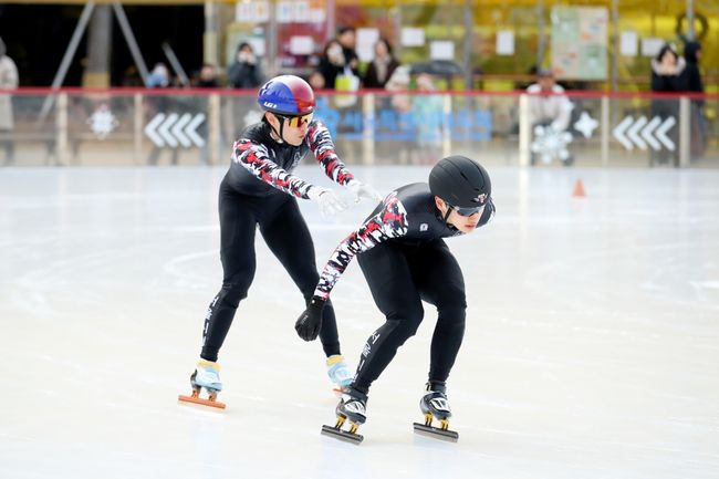 서울특별시체육회는2025-2026서울광장 스케이트장 방문객20만 명 달성과 시민 참여 확대를 위해2026년 30일 12:40~12:50서울광장 스케이트장 메인링크에서 서울시청 쇼트트랙팀 손하경 코치와 박지원·홍인규·박노원·박지윤 선수가 함께하는 쇼트트랙 시범공연을 진행했다. / 서울특별시체육회