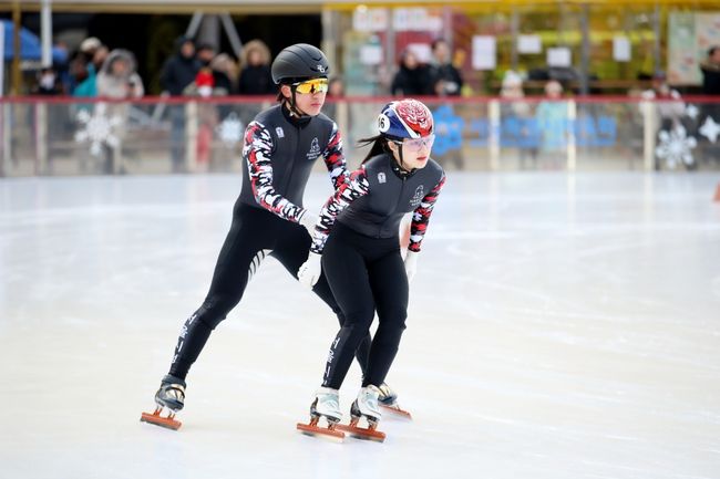 서울특별시체육회는2025-2026서울광장 스케이트장 방문객20만 명 달성과 시민 참여 확대를 위해2026년 30일 12:40~12:50서울광장 스케이트장 메인링크에서 서울시청 쇼트트랙팀 손하경 코치와 박지원·홍인규·박노원·박지윤 선수가 함께하는 쇼트트랙 시범공연을 진행했다. / 서울특별시체육회