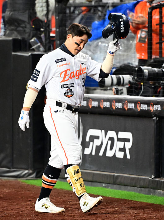 [OSEN=대전, 지형준 기자] 31일 대전 한화생명볼파크에서 2025 신한 SOL Bank KBO리그 포스트시즌 한국시리즈 5차전 한화 이글스와 LG 트윈스의 경기가 열렸다.이날 경기에 한화는 문동주를, LG는 톨허스트를 선발투수로 내세웠다. 8회말 1사 1루에서 한화 손아섭이 병살타로 물러나고 있다. 2025.10.31 /jpnews@osen.co.kr