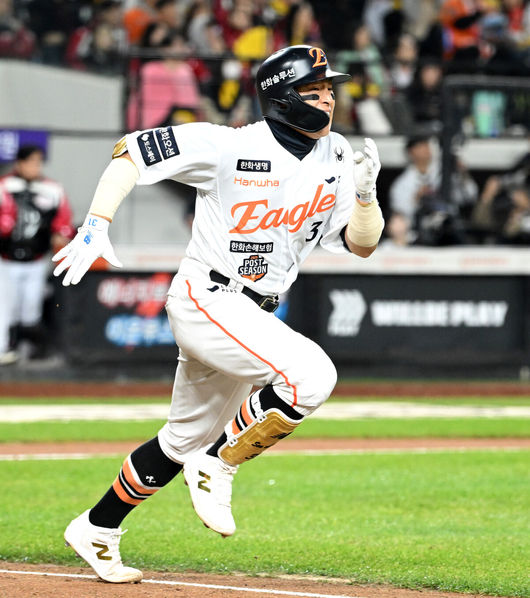 [OSEN=대전, 이대선 기자] 30일 대전 한화생명볼파크에서 2025 신한 SOL Bank KBO리그 포스트시즌 한국시리즈 4차전 한화 이글스와 LG 트윈스의 경기가 열렸다.이날 경기에 한화는 와이스를, LG는 치리노스를 선발투수로 내세웠다. 3회말 1사에서 한화 손아섭의 땅볼을 치고 그라운드를 달리고 있다. 2025.10.30 /sunday@osen.co.kr
