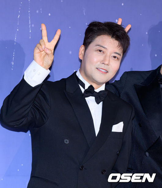 [OSEN=이대선 기자] 29일 오후 서울 마포구 MBC 미디어센터 공개홀에서 ‘2025 MBC 방송연예대상’ 레드카펫 행사가 열렸다.올해 MBC 방송연예대상 주인공은 유재석, 전현무, 기안84로 압축된다.MBC 방송연예대상은 29일 오후 8시 50분 MBC에서 생중계된다. 방송인 전현무가 레드카펫을 밟고 있다. 2025.12.29 /sunday@osen.co.kr