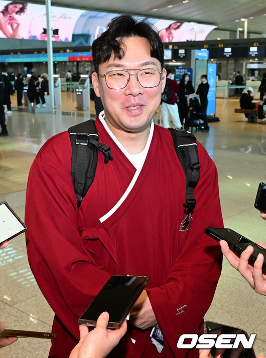 [OSEN=인천공항, 최규한 기자] 프로야구 키움 히어로즈가 2026 시즌을 준비하기 위해 22일 오전 대만 가오슝으로 출국했다.키움은 22일부터 3월 7일까지 총 45일간 대만 가오슝에서 2026시즌을 위한 스프링캠프에 돌입한다. 이번 캠프에는 설종진 감독을 포함한 코칭스태프 12명과 선수 48명 등 총 60명이 참가한다.키움 안치홍이 취재진과 질의응답 시간을 갖고 있다. 2026.01.22 / dreamer@osen.co.kr