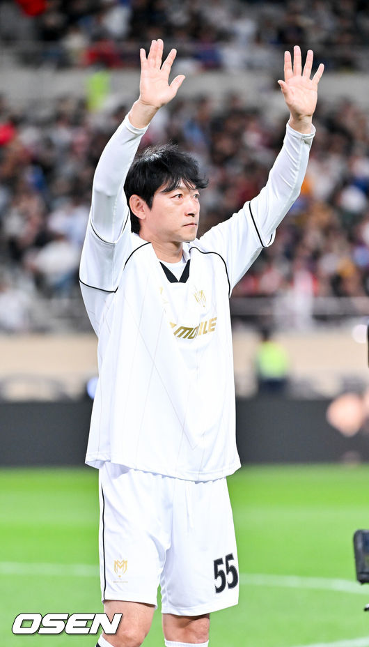 [OSEN=서울월드컵경기장, 박준형 기자] 19일 오후 서울월드컵경기장에서 ‘2024 넥슨 아이콘매치(이하 ‘아이콘 매치’)’ 이벤트 매치가 진행됐다.19일과 20일 양일간 서울월드컵경기장에서 열리는 아이콘 매치는 넥슨 축구 게임'FC온라인'과'FC모바일'에서 은퇴한 전설적인 선수들로 구성된 '아이콘 클래스'에 속한 은퇴 선수들이 한국 경기장에 모이는 이색 경기다. 공격수로만 구성된'FC스피어' 팀과 수비수로만 구성된 '실드 유나이티드' 팀이 '창과 방패'를 콘셉트로 대결을 펼쳐 공격수와 수비수 중 어느 포지션이 더 훌륭한지 판가름한다.김남일이 팬들에게 인사를 하고 있다. 2024.10.19 / soul1014@osen.co.kr
