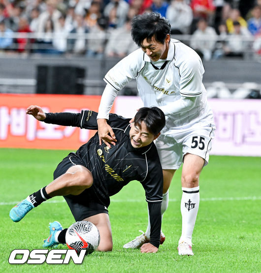 [OSEN=서울월드컵경기장, 박준형 기자] 19일 오후 서울월드컵경기장에서 ‘2024 넥슨 아이콘매치(이하 ‘아이콘 매치’)’ 이벤트 매치가 진행됐다.19일과 20일 양일간 서울월드컵경기장에서 열리는 아이콘 매치는 넥슨 축구 게임'FC온라인'과'FC모바일'에서 은퇴한 전설적인 선수들로 구성된 '아이콘 클래스'에 속한 은퇴 선수들이 한국 경기장에 모이는 이색 경기다. 공격수로만 구성된'FC스피어' 팀과 수비수로만 구성된 '실드 유나이티드' 팀이 '창과 방패'를 콘셉트로 대결을 펼쳐 공격수와 수비수 중 어느 포지션이 더 훌륭한지 판가름한다.1라운드 1 vs 1 대결에서 이천수와 김남일이 대결을 펼치고 있다.   2024.10.19 / soul1014@osen.co.kr