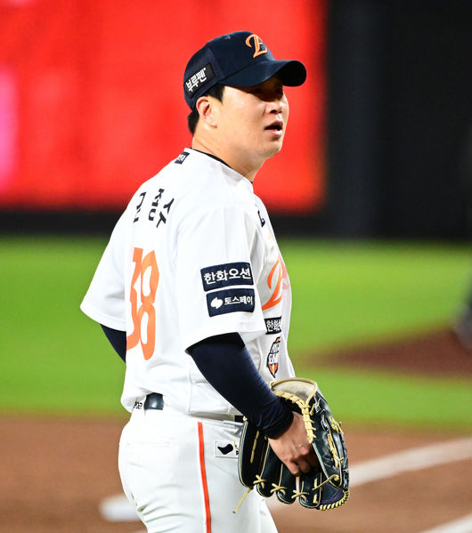 [OSEN=대전, 지형준 기자] 31일 대전 한화생명볼파크에서 2025 신한 SOL Bank KBO리그 포스트시즌 한국시리즈 5차전 한화 이글스와 LG 트윈스의 경기가 열렸다.이날 경기에 한화는 문동주를, LG는 톨허스트를 선발투수로 내세웠다. 5회초 2사 만루에서 한화 김종수가 LG 박해민을 중견수 플라이로 처리하며 미소짓고 있다. 2025.10.31 /jpnews@osen.co.kr