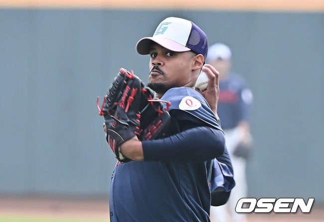 [OSEN=타이난(대만) , 이석우 기자] 프로야구 롯데 자이언츠가 31일(한국시간) 대만 타이난 아시아-태평양 국제야구센터에 스프링캠프를 차리고 구슬땀을 흘렸다.김태형 감독 등코치진과 투수20명,포수5명,내야수9명,외야수7명 등 총41명의 선수단이 1월 20일까지 1차 캠프에서 체력 강화와 기술 훈련을 치른 뒤 21일부터 3월 5일까지 일본 미야자키로 옮겨 2차 캠프에서 구춘리그에 참가해 실전 감각을 점검한다.롯데 새 외국인 선수 로드리게스가 투구 훈련을 하고 있다. 2026.01.31 / foto0307@osen.co.kr