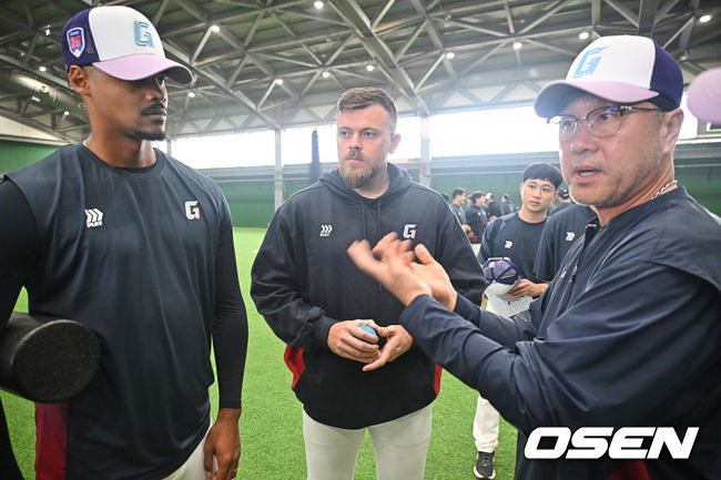 [OSEN=타이난(대만) , 이석우 기자] 프로야구 롯데 자이언츠가 31일(한국시간) 대만 타이난 아시아-태평양 국제야구센터에 스프링캠프를 차리고 구슬땀을 흘렸다.김태형 감독 등코치진과 투수20명,포수5명,내야수9명,외야수7명 등 총41명의 선수단이 1월 20일까지 1차 캠프에서 체력 강화와 기술 훈련을 치른 뒤 21일부터 3월 5일까지 일본 미야자키로 옮겨 2차 캠프에서 구춘리그에 참가해 실전 감각을 점검한다.롯데 새 외국인 투수 로드리게스, 비슬리가 김상진 코치와 얘기하고 있다. 2026.01.31 / foto0307@osen.co.kr