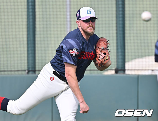 [OSEN=타이난(대만) , 이석우 기자] 프로야구 롯데 자이언츠가 31일(한국시간) 대만 타이난 아시아-태평양 국제야구센터에 스프링캠프를 차리고 구슬땀을 흘렸다.김태형 감독 등코치진과 투수20명,포수5명,내야수9명,외야수7명 등 총41명의 선수단이 1월 20일까지 1차 캠프에서 체력 강화와 기술 훈련을 치른 뒤 21일부터 3월 5일까지 일본 미야자키로 옮겨 2차 캠프에서 구춘리그에 참가해 실전 감각을 점검한다.롯데 새 외국인 선수 비슬리가 투구 훈련을 하고 있다. 2026.01.31 / foto0307@osen.co.kr