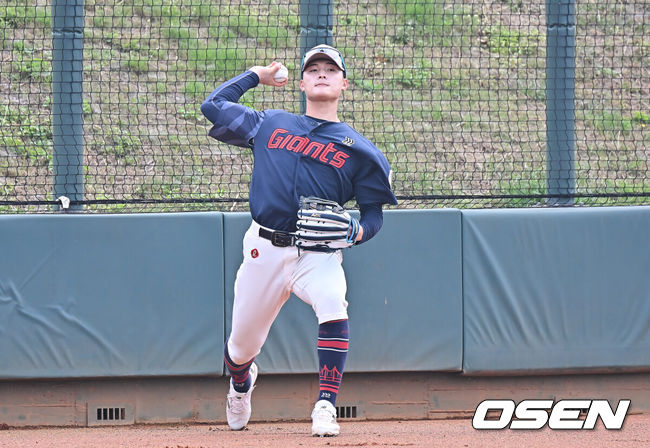 [OSEN=타이난(대만) , 이석우 기자] 프로야구 롯데 자이언츠가 31일(한국시간) 대만 타이난 아시아-태평양 국제야구센터에 스프링캠프를 차리고 구슬땀을 흘렸다.김태형 감독 등코치진과 투수20명,포수5명,내야수9명,외야수7명 등 총41명의 선수단이 1월 20일까지 1차 캠프에서 체력 강화와 기술 훈련을 치른 뒤 21일부터 3월 5일까지 일본 미야자키로 옮겨 2차 캠프에서 구춘리그에 참가해 실전 감각을 점검한다.롯데 윤동희가 훈련을 하고 있다. 2026.01.31 / foto0307@osen.co.kr