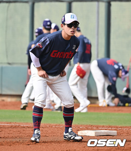 [OSEN=타이난(대만) , 이석우 기자] 프로야구 롯데 자이언츠가 31일(한국시간) 대만 타이난 아시아-태평양 국제야구센터에 스프링캠프를 차리고 구슬땀을 흘렸다.김태형 감독 등코치진과 투수20명,포수5명,내야수9명,외야수7명 등 총41명의 선수단이 1월 20일까지 1차 캠프에서 체력 강화와 기술 훈련을 치른 뒤 21일부터 3월 5일까지 일본 미야자키로 옮겨 2차 캠프에서 구춘리그에 참가해 실전 감각을 점검한다.롯데 황성빈이 훈련하고 있다. 2026.01.31 / foto0307@osen.co.kr