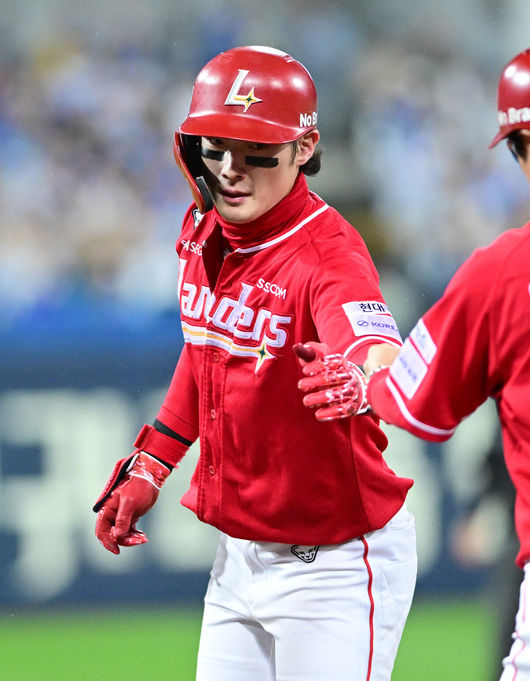 [OSEN=대구, 최규한 기자] 13일 대구 삼성라이온즈파크에서 ‘2025 신한 SOL뱅크 KBO리그’ 준플레이오프(5전 3선승제) 3차전 삼성 라이온즈와 SSG 랜더스의 경기가 열렸다.삼성은 원태인, 방문팀 SSG은 드류 앤더슨을 선발로 내세웠다.4회초 2사 2루 상황 SSG 최지훈이 추격의 1타점 적시타를 날리고 1루에 안착하고 있다.. 2025.10.13 / dreamer@osen.co.kr