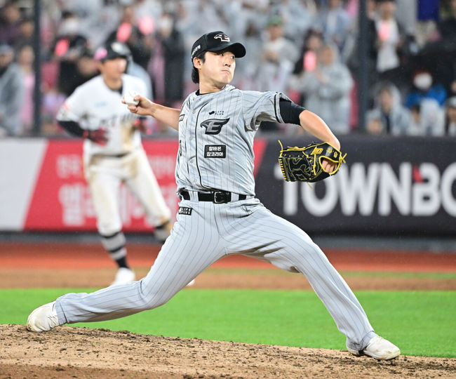 [OSEN=수원, 최규한 기자] 23일 오후 경기도 수원 KT위즈파크에서 ‘2024 신한 SOL Bank KBO리그’ KT 위즈와 한화 이글스의 경기가 열렸다.이날 홈팀 KT는 육청명, 방문팀 한화는 문동주를 선발로 내세운다.8회말 2사 1루 상황 마운드에 오른 한화 투수 장지수가 힘차게 공을 뿌리고 있다. 2024.04.23 / dreamer@osen.co.kr