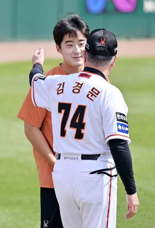 [OSEN=대전, 민경훈 기자] 25일 대전 중구 한화생명이글스파크에서 ‘2024 신한 SOL Bank KBO리그’ 한화 이글스와 두산 베어스의 경기가 열릴 예정인 가운데 경기 전 그라운드 위에서 훈련이 진행되고 있다.이날 홈팀 한화는 와이스, 원정팀 롯데는 최원준을 선발로 내세운다.한화 김경문 감독이 장지수와 즐겁게 얘기를 나누고 있다. 2024.06.25 / rumi@osen.co.kr