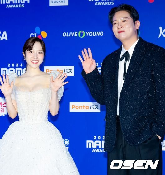 [OSEN=오사카(일본), 민경훈 기자]방송인 이혜성과 가수 한해가 레드카펫을 밟으며 포즈를 취하고 있다. 2024.11.22 /rumi@osen.co.kr