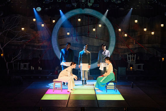 창작 뮤지컬 '홍련'의 초연 장면. 바리공주 설화와 고전소설 '장화 홍련' 속 주인공들이 저승에서 서로를 치유하는 씻김굿의 형태를 차용해 20, 30대 여성 관객에게 큰 호응을 얻었다. 사진 마틴엔터테인먼트