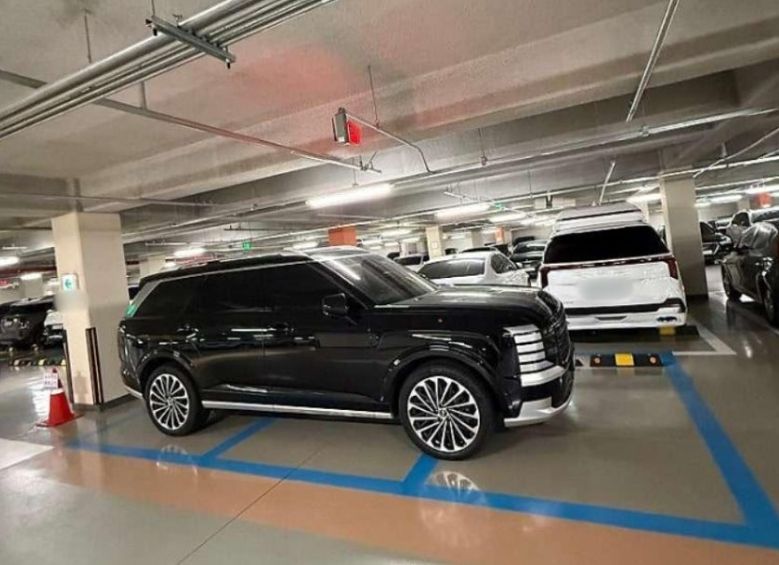 경차 전용 주차구역 3칸을 차지한 스포츠유틸리티차(SUV) 차량. 사진 온라인 커뮤니티 캡처