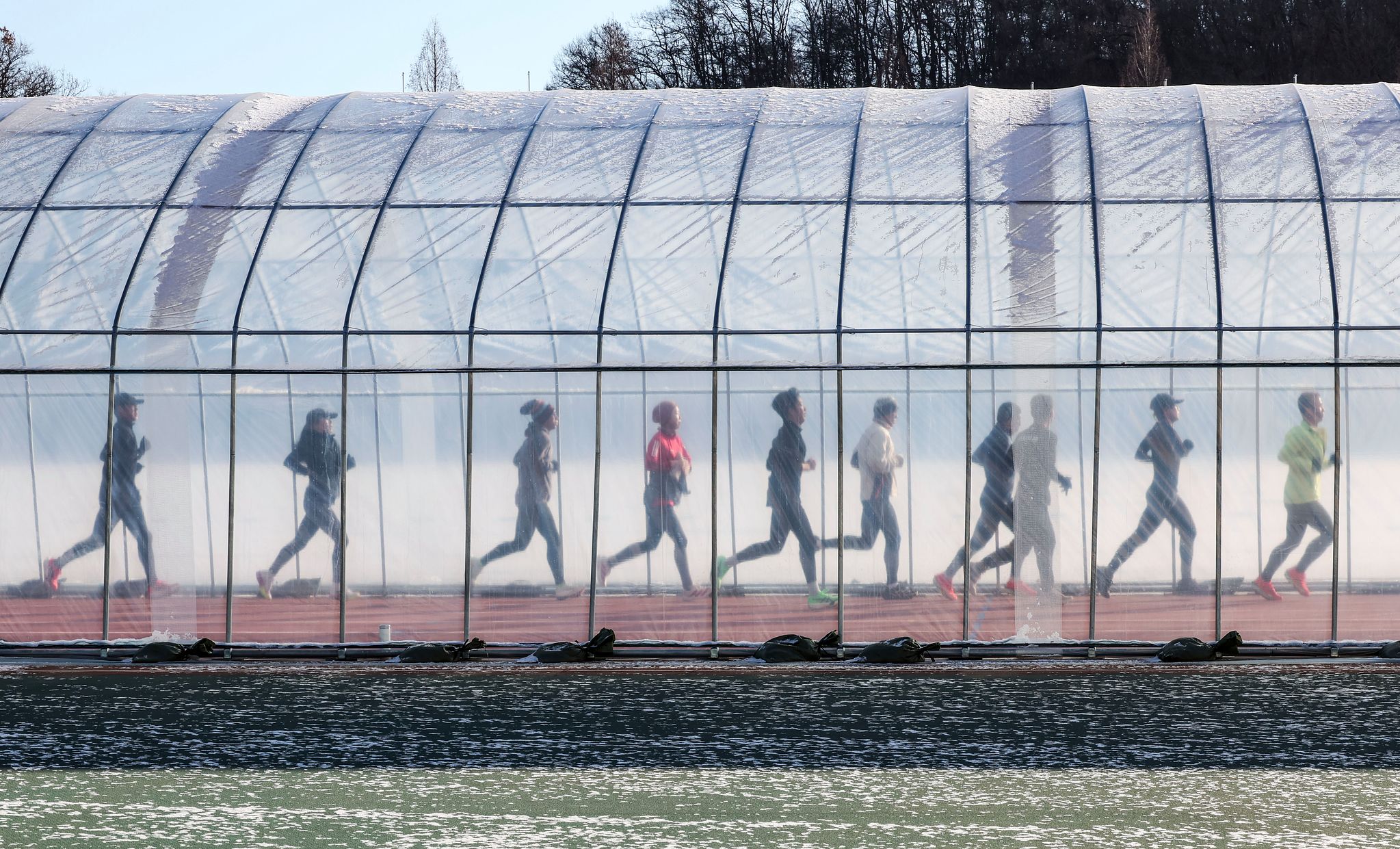 비닐하우스 위쪽에 새벽에 내린 눈이 쌓여 있다. 눈이 와도 트랙이 미끄럽지 않은 것은 비닐하우스 트랙의 장점이다. 