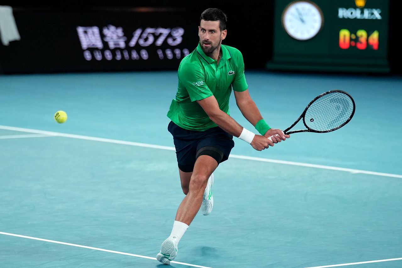 30일 호주오픈 준결승전에서 경기하는 조코비치. AP=연합뉴스