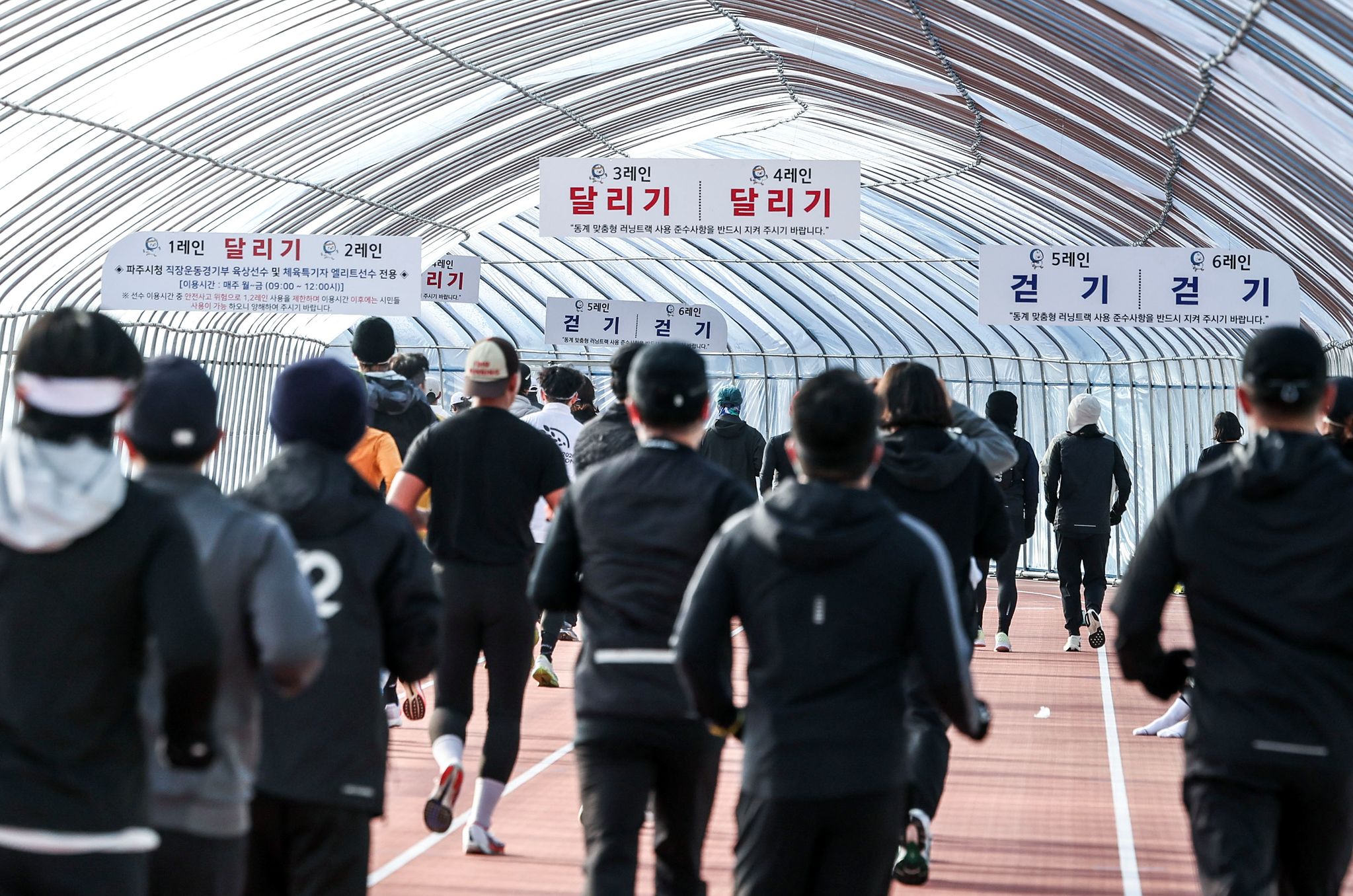  1,2번 레인은 엘리트 선수들 훈련과 빠른 주자들이, 3,4번 레인은 달리기, 5,6번 레인은 걷기로 구분이 돼 있다. 