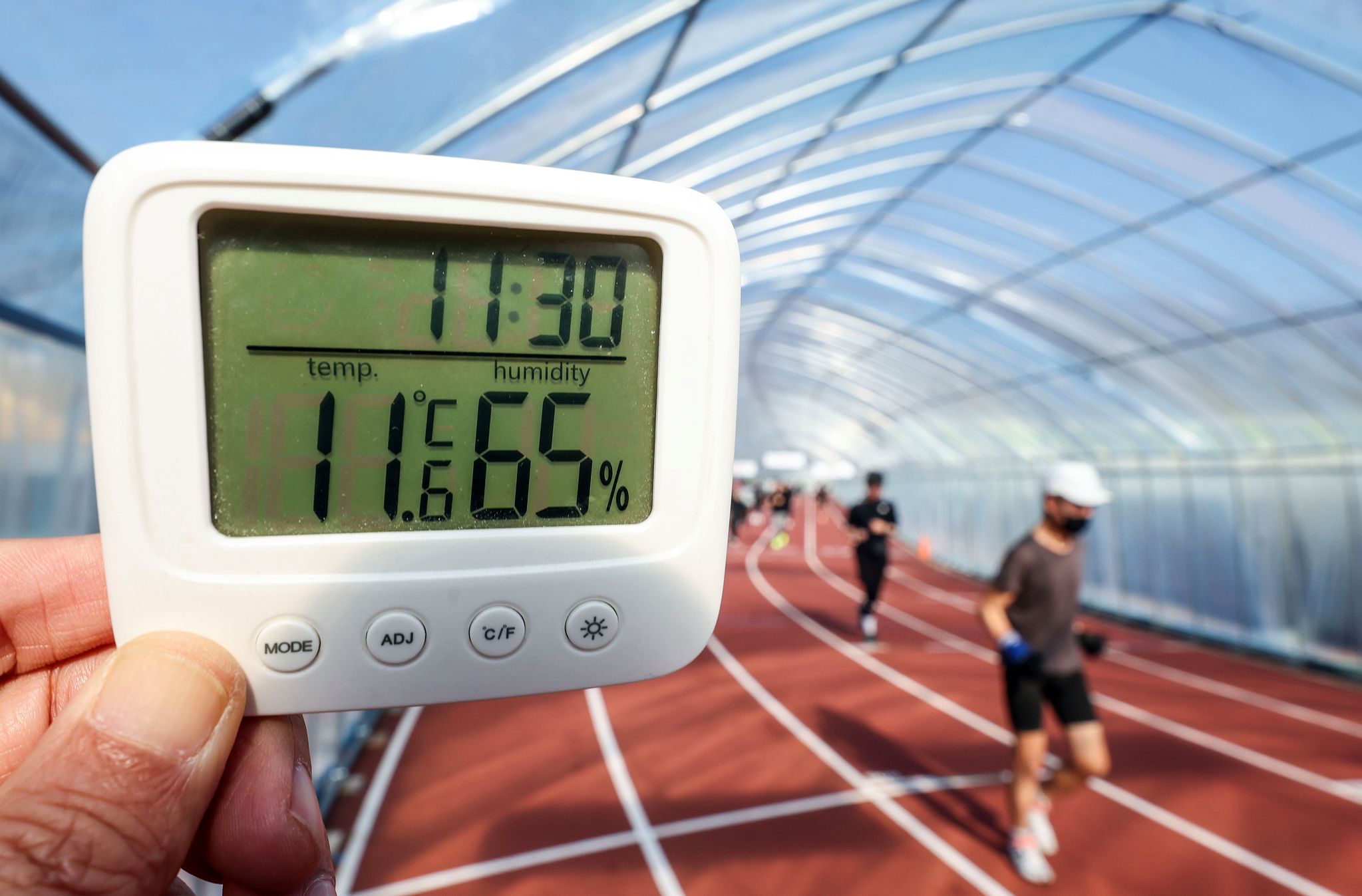 지난 24일 오전 11시 30분 파주 지역의 외부 기온이 영하 6도인데 트랙 내부 온도는 영상 11.6도를 가리키고 있다. 