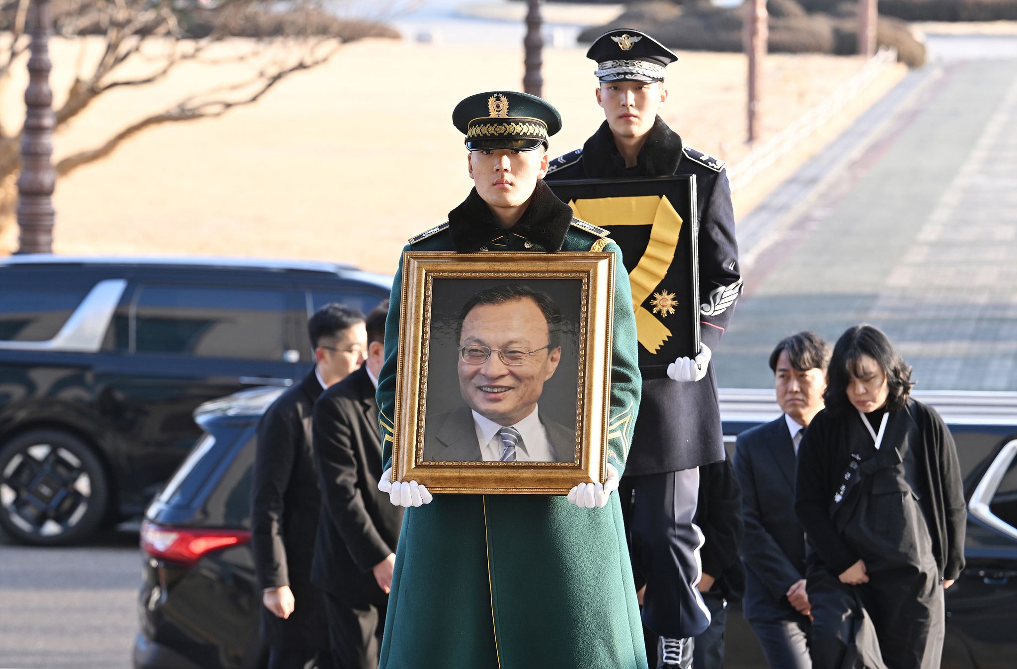 고(故) 이해찬 제36대 국무총리 사회장 영결식이 엄수된 31일 오전 고인의 영정이 영결식장이 서울 여의도 국회 의원회관으로 들어서고 있다. 뉴스1