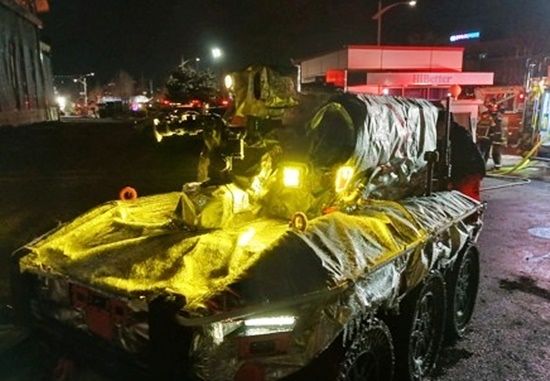 충북 음성에서 발생한 생활용품 제조공장 화재 현장에서 지난 30일 오후 '무인 소방로봇'이 처음으로 투입돼 진화 작업을 벌이고 있다. 연합뉴스