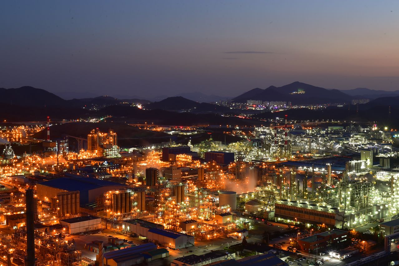 전남 여수국가산업단지 야경. 중앙포토
