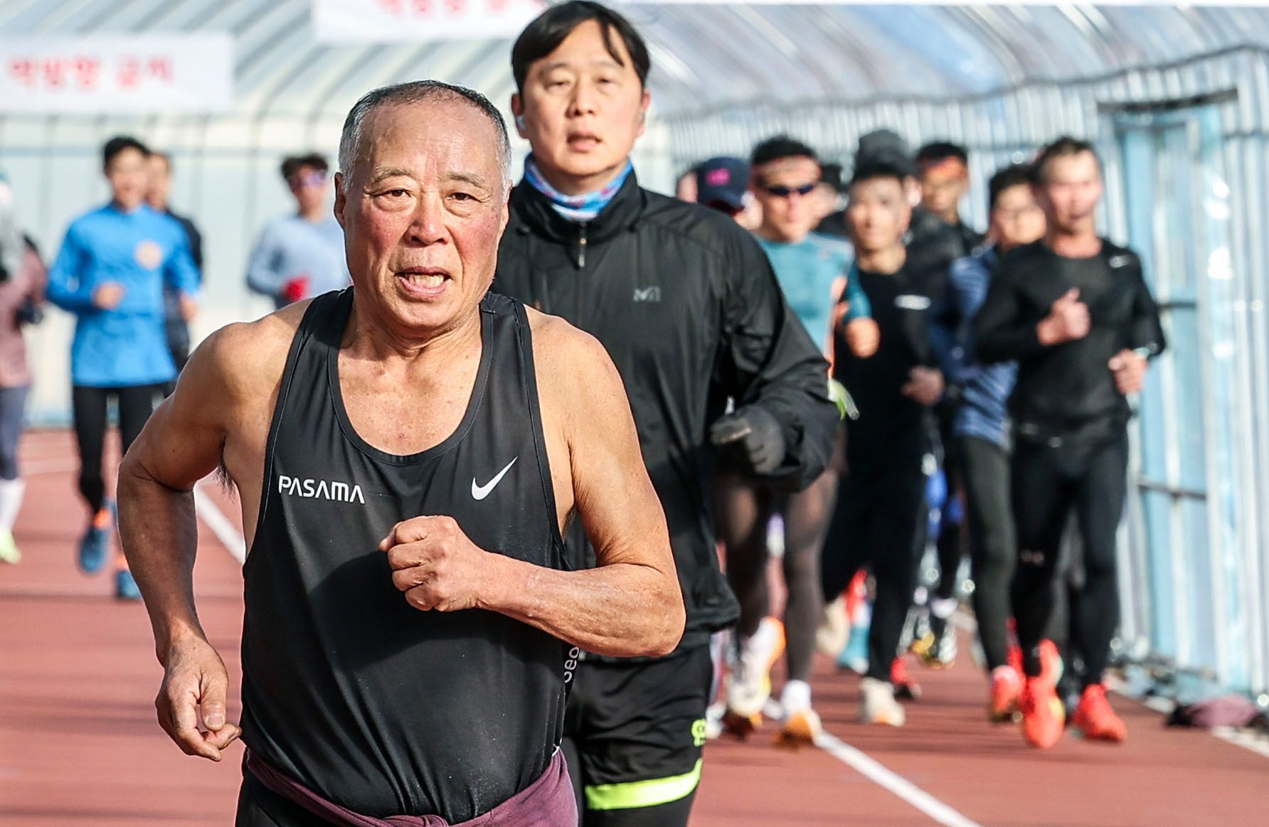 해가 뜨면 비닐하우스 안의 온도가 올라가면서 반팔을 입고 뛰는 러너들을 쉽게 볼 수 있다.