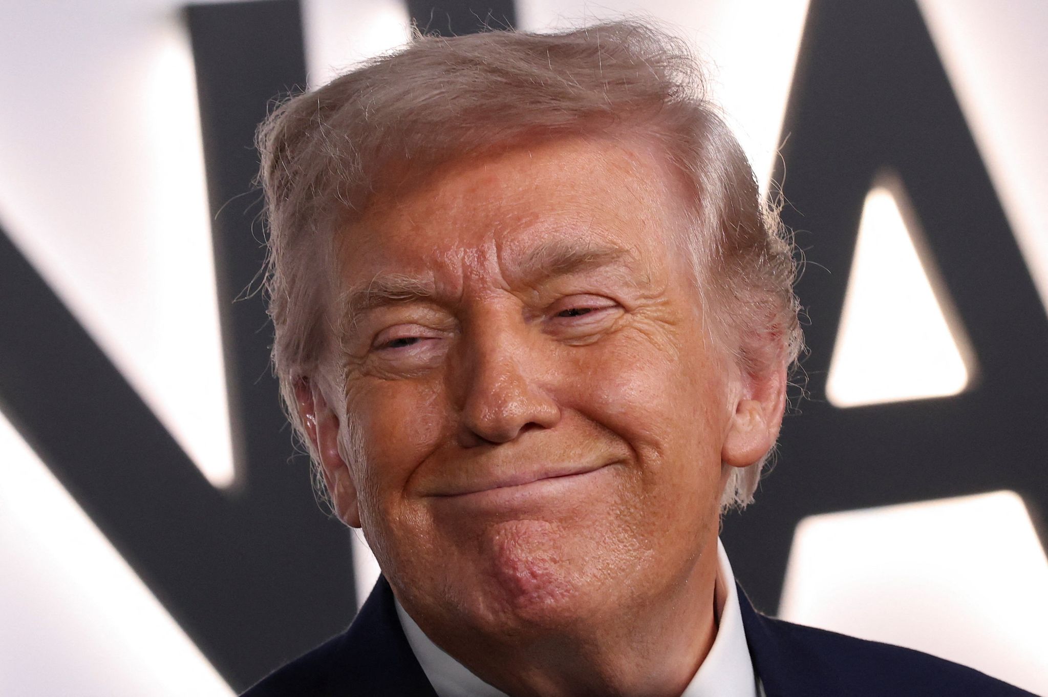 도널드 트럼프 미국 대통령이 29일(현지시간) 미국 워싱턴DC에서 열린 다큐멘터리 영화 ‘멜라니아’ 시사회에 참석해 미소를 짓고 있다. 로이터=연합뉴스