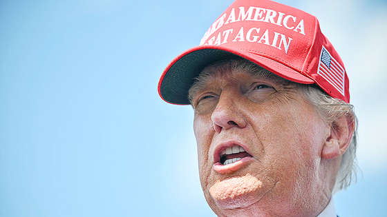 마가(MAGA·미국을 다시 위대하게) 구호가 적힌 빨간 야구모자를 쓴 도널드 트럼프 미국 대통령이 지난해 6월 20일(현지시간) 뉴저지주 모리스타운 시립공항에 도착해 기자들에게 말하고 있다. AFP=연합뉴스