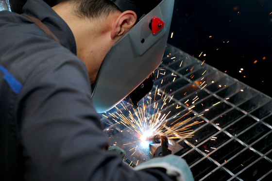 강원 한국폴리텍대학 춘천캠퍼스에 재학하는 한 학생이 용접기술을 선보이고 있다. 뉴스1