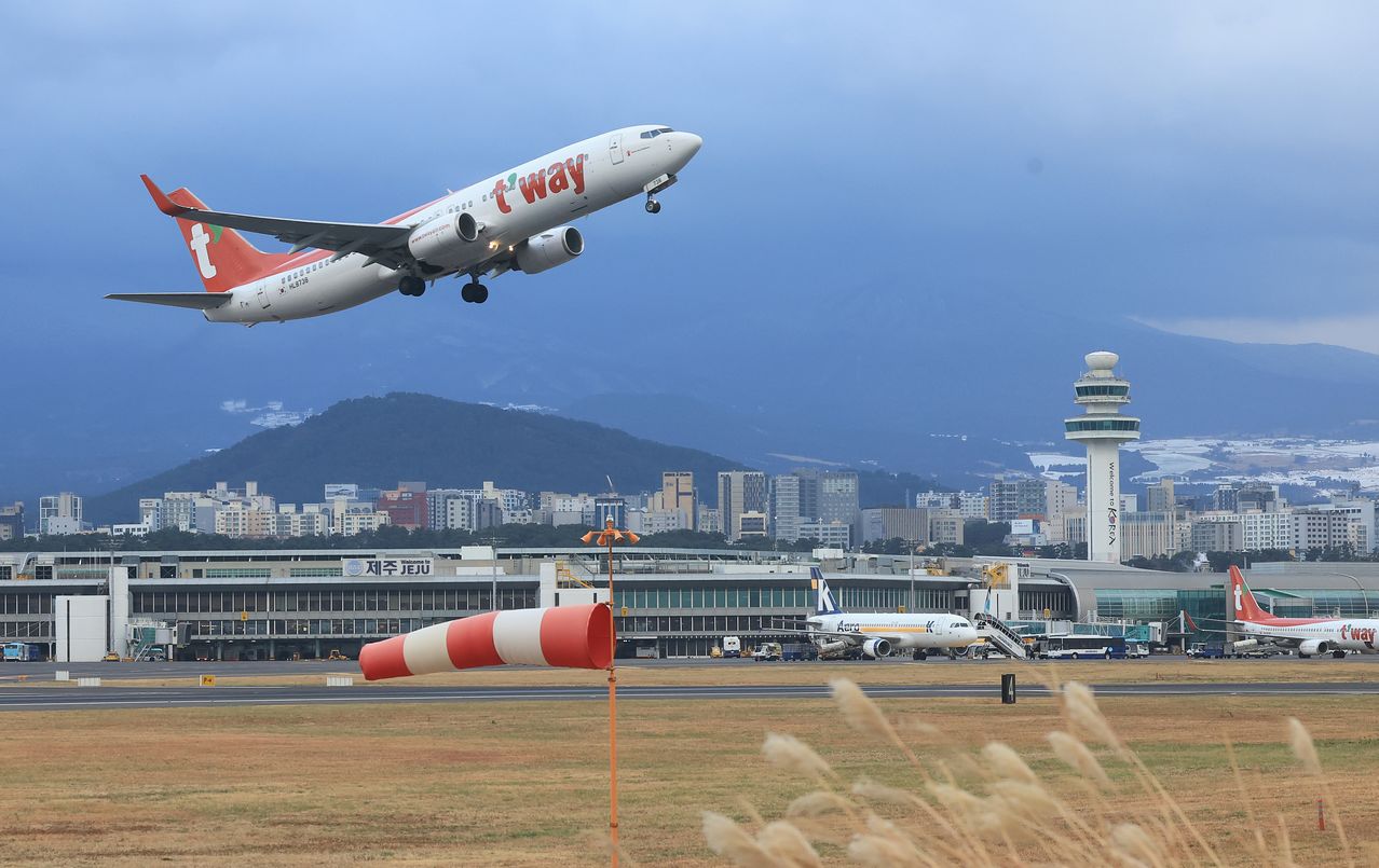 지난 11일 오전 공항 활주로에서 항공기가 이륙하고 있다. 연합뉴스