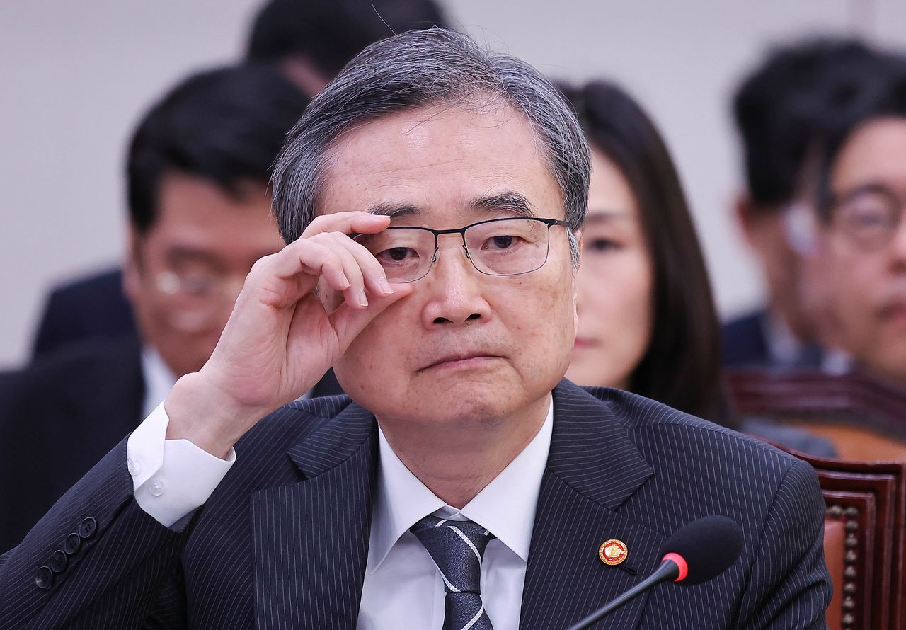 조현 외교부 장관이 28일 국회에서 열린 외교통일위원회 전체회의에 출석해 안경을 고쳐 쓰고 있다. 임현동 기자. 