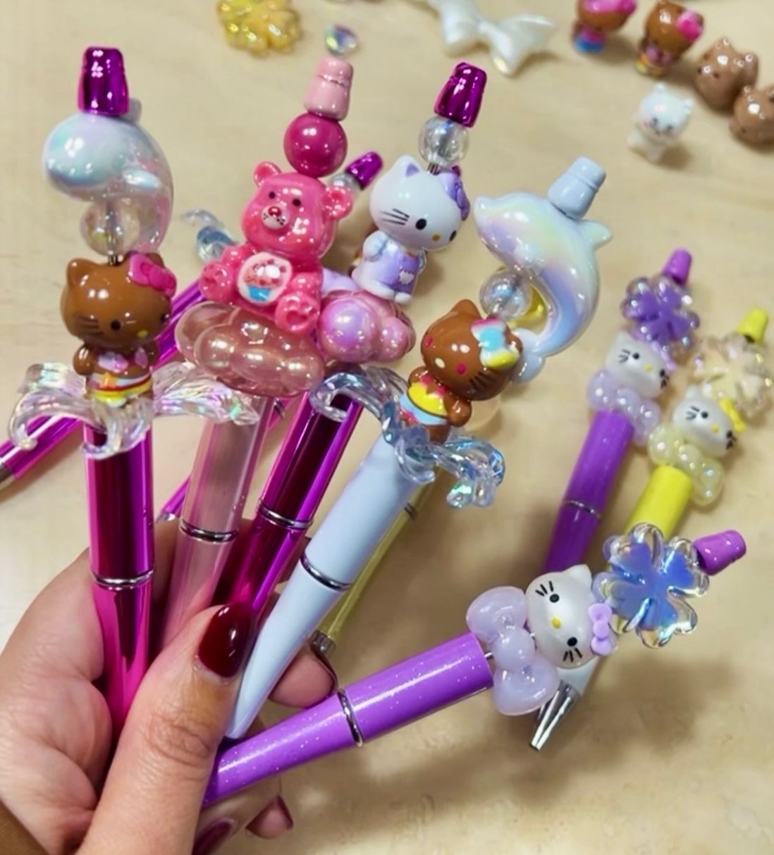 볼펜 몸통에 파츠 등을 붙여 취향대로 꾸미는 '볼꾸'가 젊은층 사이에서 인기다. 사진 독자제공