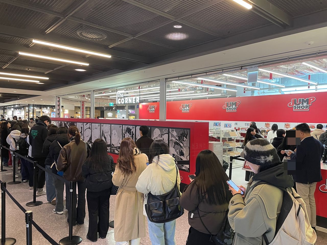 지난 23일 문을 연 용산 '점프샵' 팝업 전경. 일본 인기 애니메이션 굿즈를 사기 위한 오픈런이 벌어졌다. 이날 팝업 사전 예약은 이미 마감돼 현장 워크인 인파가 몰렸다. 사진 김세린 기자