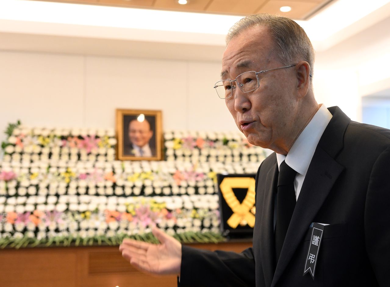 반기문 전 유엔사무총장이 28일 오전 서울 종로구 서울대학교병원 장례식장에 마련된 故 이해찬 전 국무총리의 빈소에서 조문을 하고 있다.2026.01.28. 사진공동취재단
