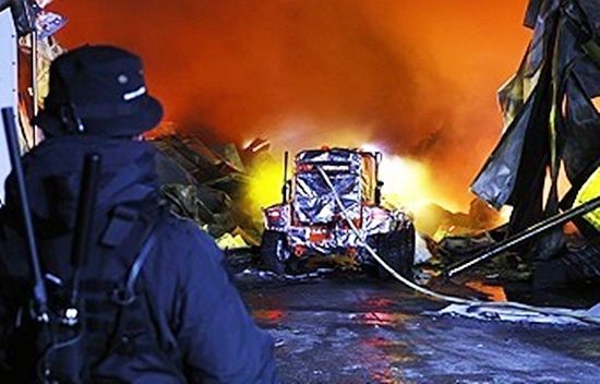 충북 음성에서 발생한 생활용품 제조공장 화재 현장에서 지난 30일 오후 '무인 소방로봇'이 처음으로 투입돼 진화 작업을 벌이고 있다. 연합뉴스