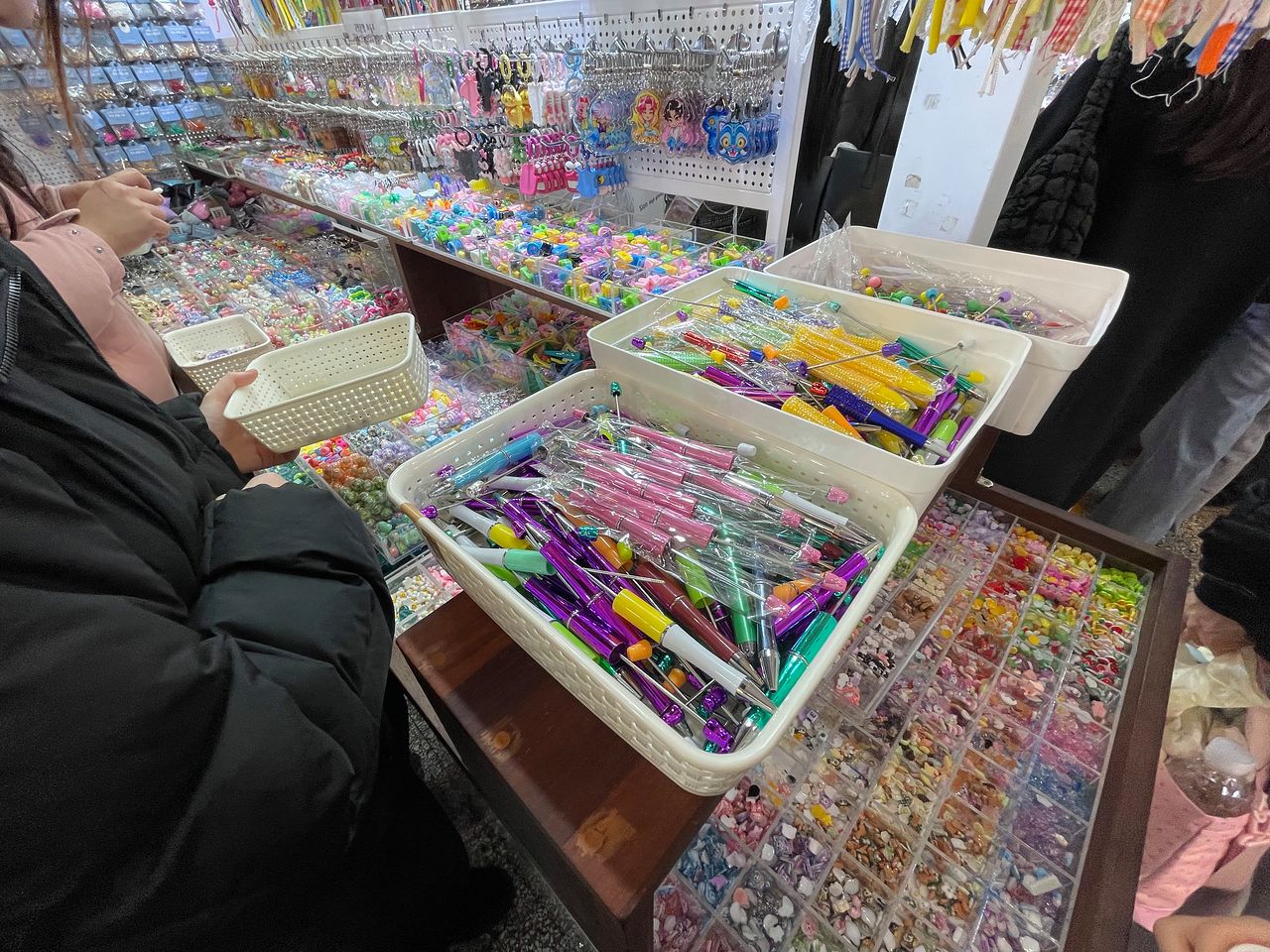 지난 28일 서울 동대문종합시장에서 손님들이 펜대와 파츠(parts)를 골라 바구니에 담고 있다. 김예정 기자