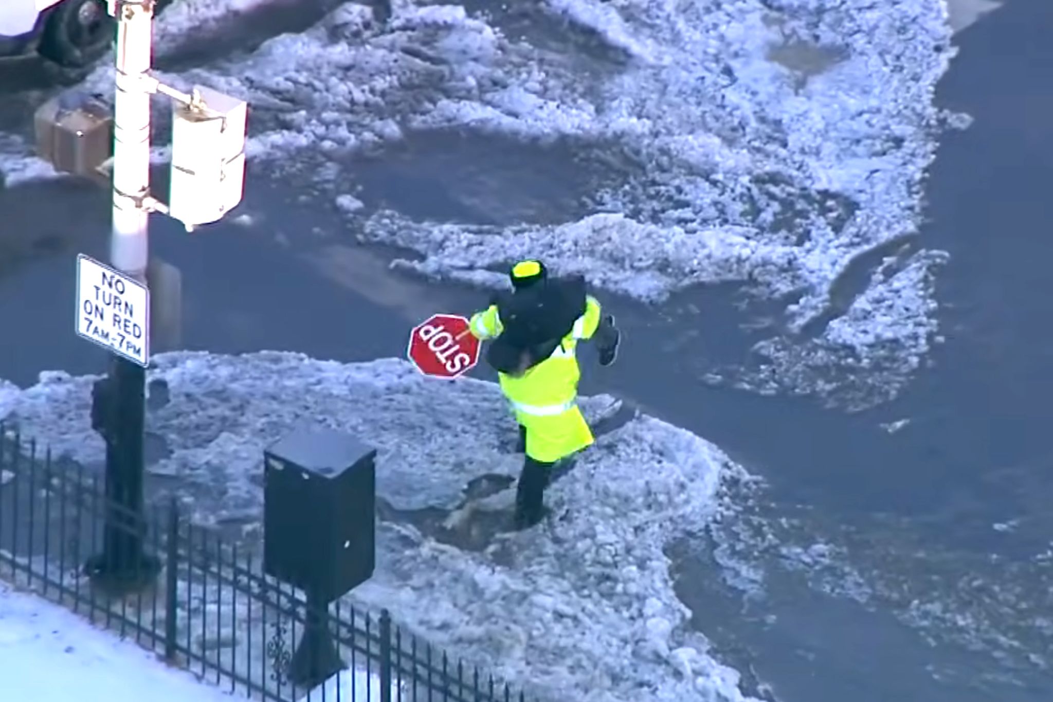 인근 수도관 파열 현장을 취재하던 지역 방송사 카메라에 포착된 장면. 시카고 공립학교 횡단보도 안전요원 조 새스가 남학생 호세니크 로드리게스를 어깨에 둘러메고 있다. 사진 유튜브 캡처
