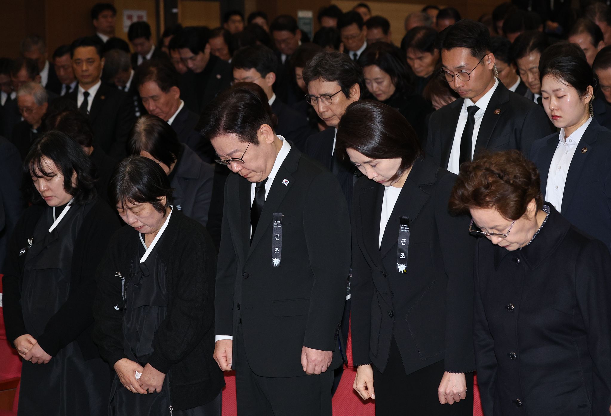 이재명 대통령과 김혜경 여사가 31일 국회의원회관 대회의실에서 열린 고(故) 이해찬 제36대 국무총리 사회장 영결식에서 고인에 대한 묵념을 하고 있다. 연합뉴스